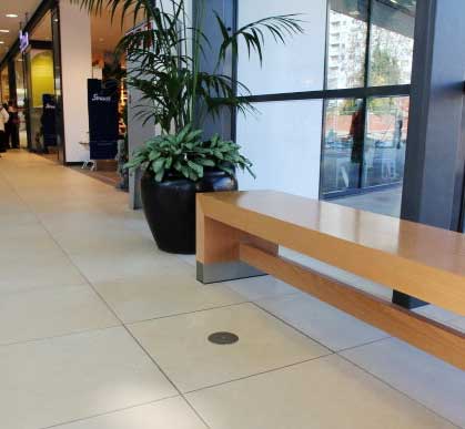 Betegelde StarConnex vloertank in een winkelcentrum